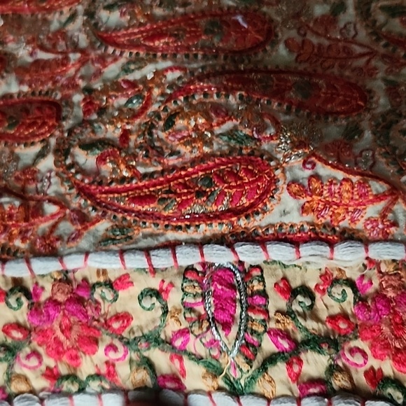 NWOT beautiful hand embroidered table runner. - Picture 2 of 4